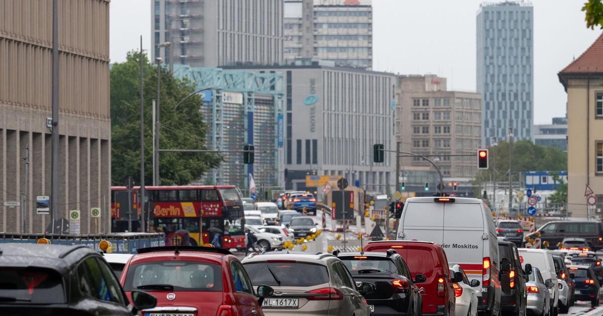 In Berlin , Essen und Hamburg fließt der Verkehr am zähesten