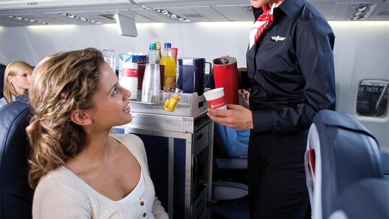 Stewardess bedient Fluggäste