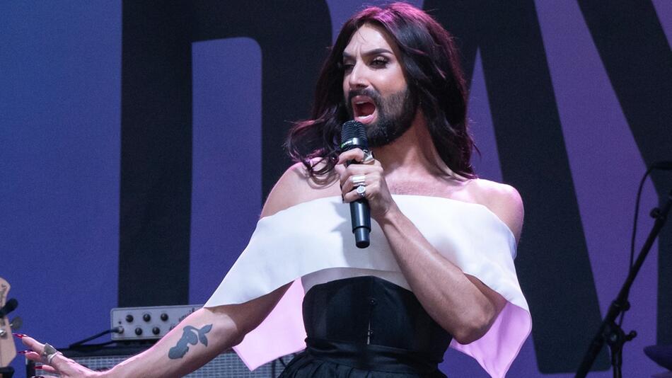 Tom Neuwirth erschuf mit Conchita Wurst eine Kunstfigur, unter deren Namen er Musik veröffentlicht.