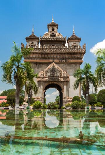 Laos, Patuxai-Denkmal ("Tor des Sieges") in der Hauptstadt Vientiane