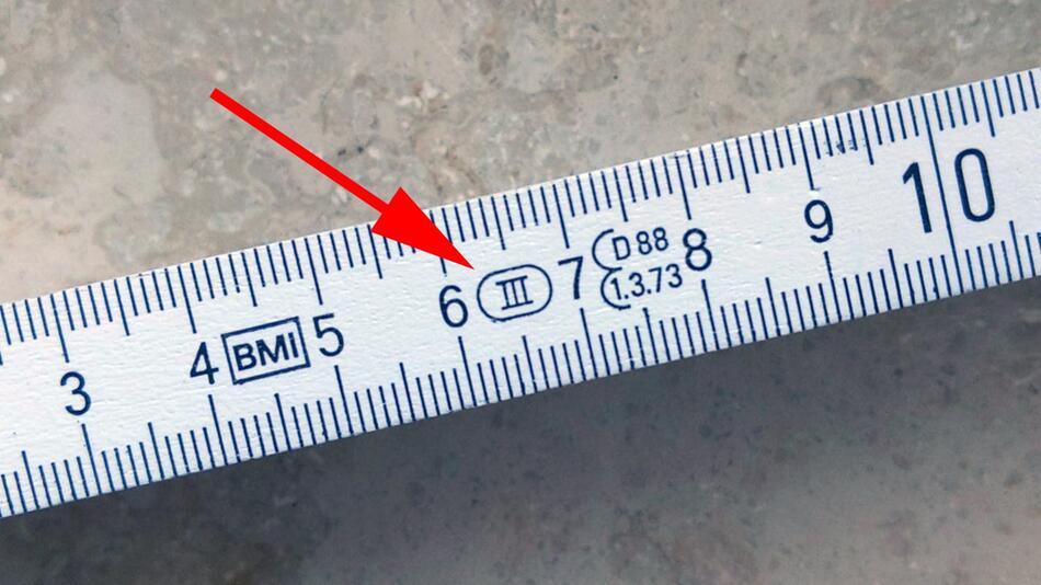 Römische Zahlen auf Zollstock und Maßband