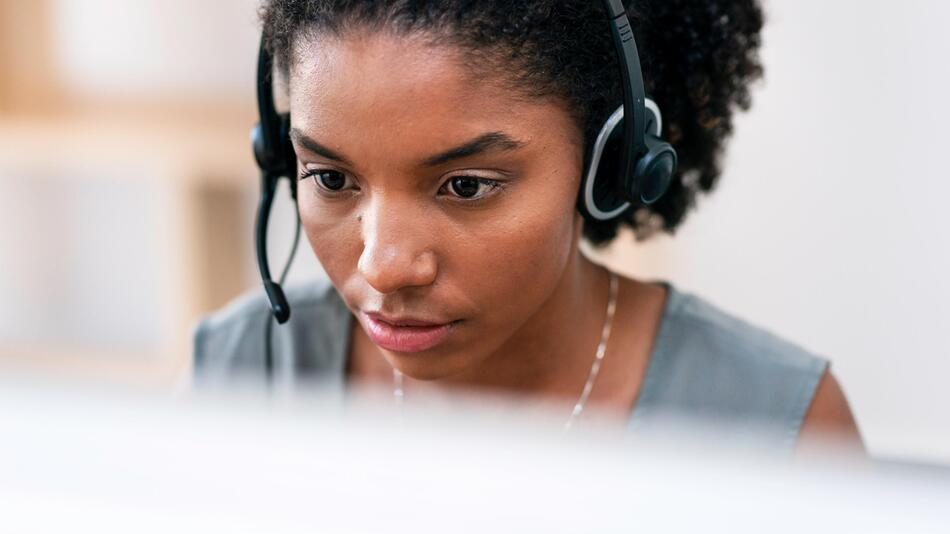 Frau telefoniert mit einem Headset
