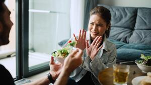 Frau lehnt angebotenes Essen ab 