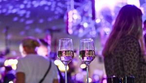 Zwei Gläser stehen unbeaufsichtigt auf einem Tisch im Club