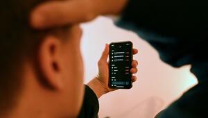 Mann schaut sich Trading-App eines Neobrokers mit Aktienkursen an