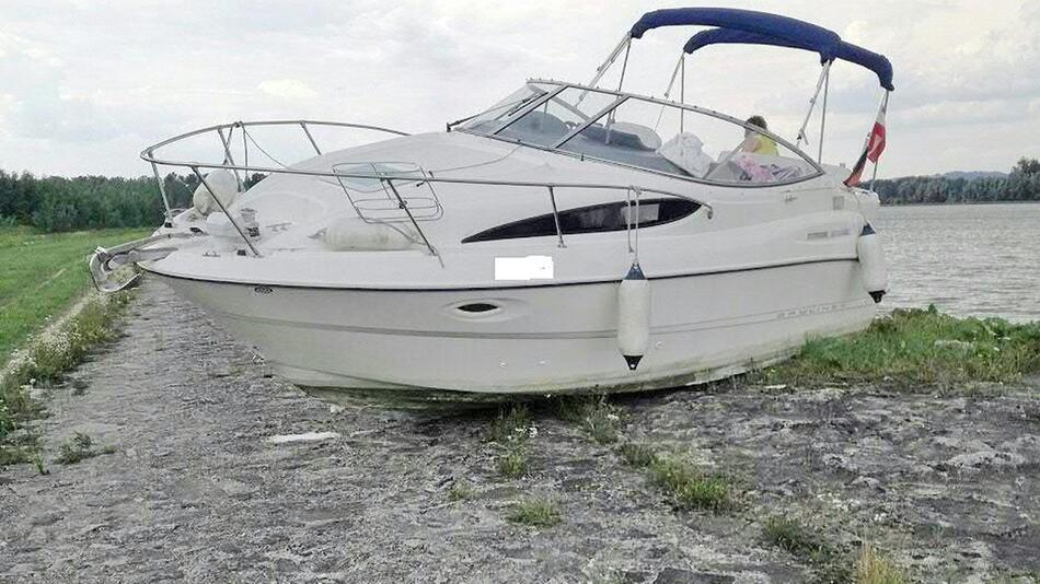 Sportboot rutscht auf Radweg