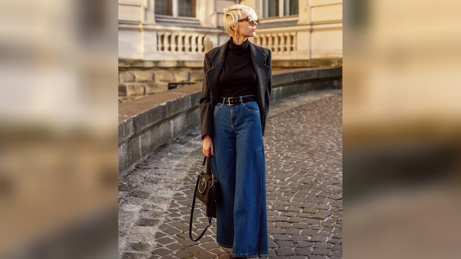 Genau richtig: Dunkelblaue Wide-Leg-Jeans sind im Trend. Dazu passen ein enges Oberteil und ein ...