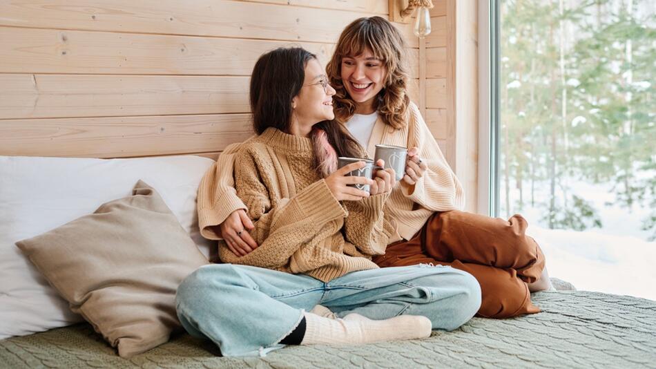 Gemütliche Pullover und mehr: Slow Living Fashion ist der perfekte Begleiter durch kalte Wintertage.