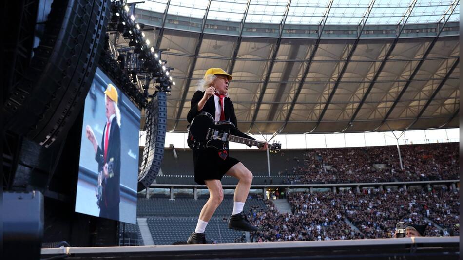 Angus Young im Berliner Olympiastadion.
