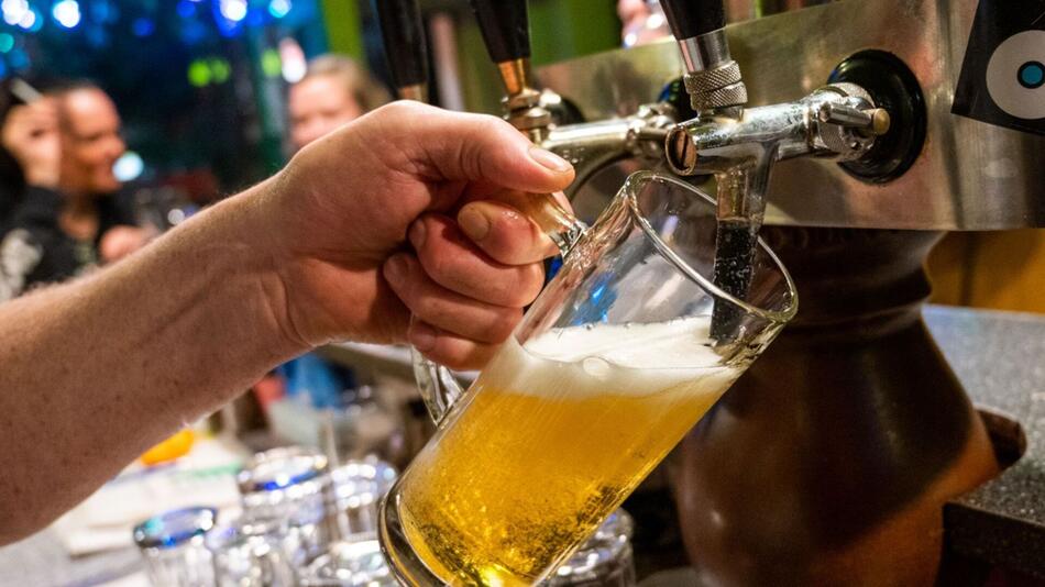 ++ ARCHIVBILD ++ In der Gastronomie ist der Arbeitskräfte-Andrang schaumgebremst