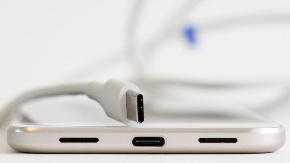 USB-C-Kabel und Ladebuchse an einem Smartphone