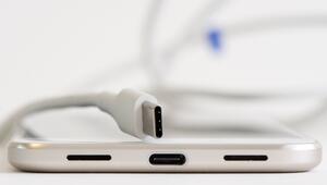USB-C-Kabel und Ladebuchse an einem Smartphone