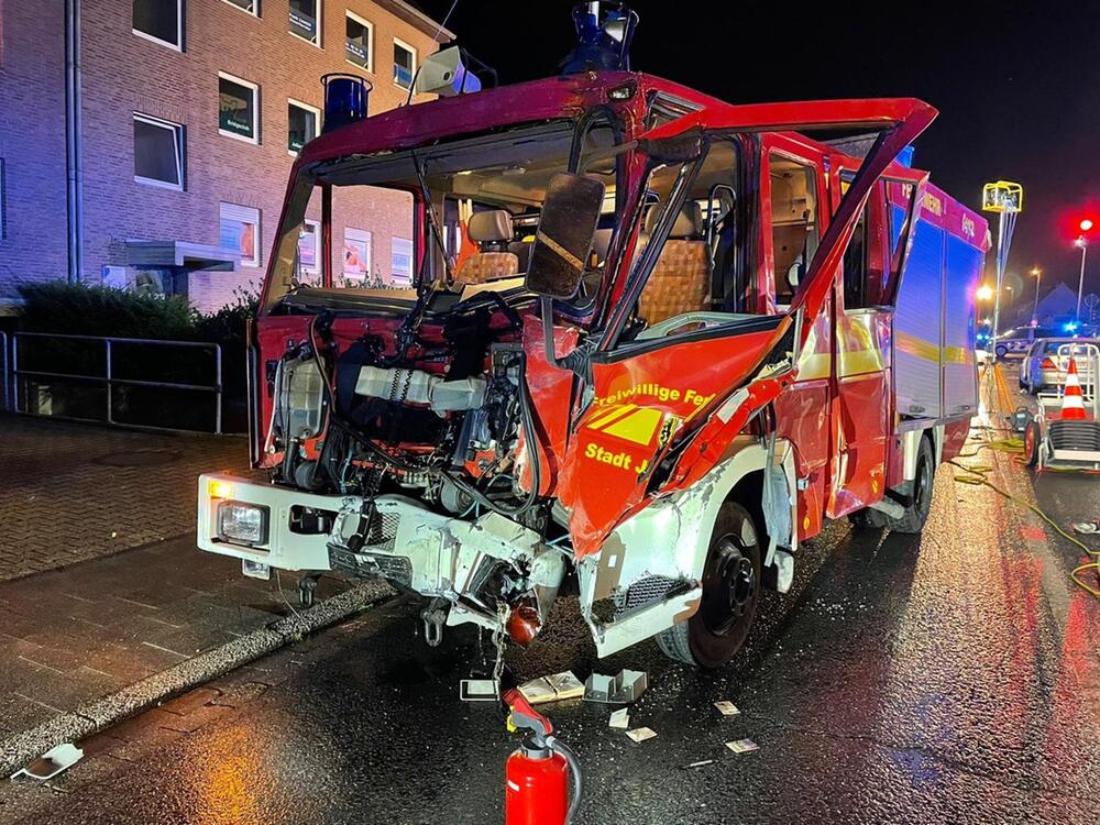 Feuerwehrwagen prallt mit Lkw zusammen - mehrere Verletzte