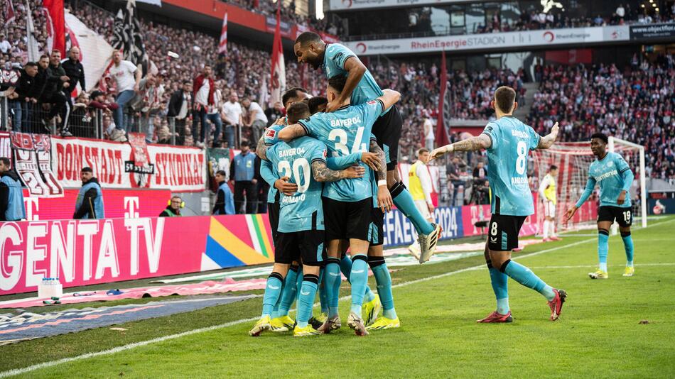 Leverkusener Spieler bejubeln das 2:0 durch Alex Grimaldo.