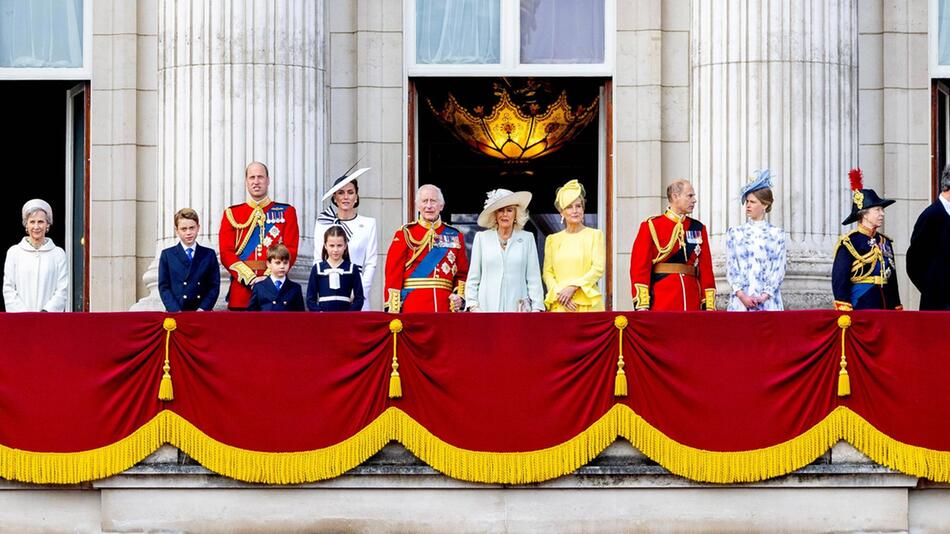Die britischen Royals um König Charles III. (m.) bei "Trooping the Colour" im Jahr 2024.
