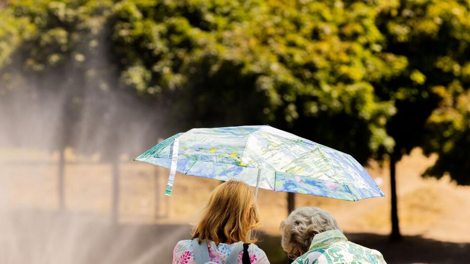 Zwei Frauen mit Sonnenschirm