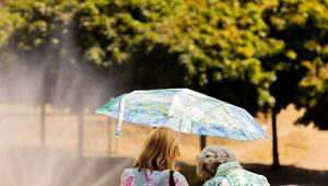 Zwei Frauen mit Sonnenschirm