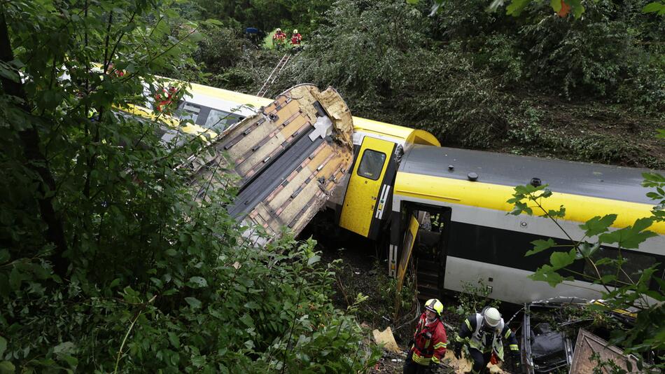 Rettungskräfte; entgleister Personenzug