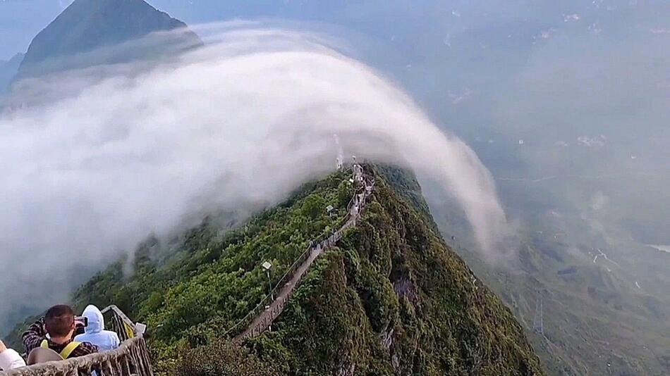 Seltenes Naturphänomen: Nebel stürzt wie ein Wasserfall ins Tal