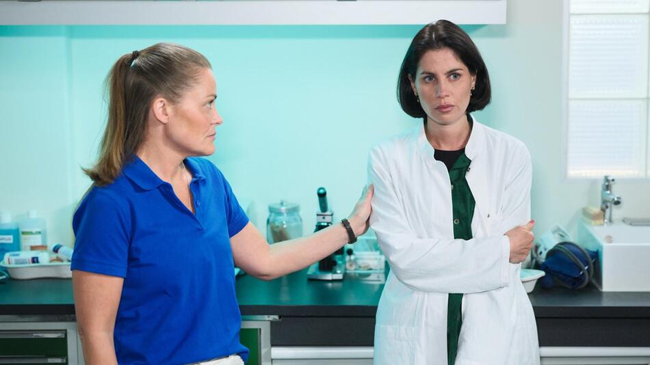 "Unter uns": Sina (r.) bricht ihren Arbeitstag aus Verantwortung für die Patienten ab.