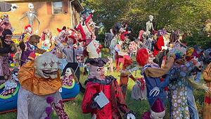 Horrorkabinett zu Halloween: Dutzende Gruselfiguren schmücken Vorgarten