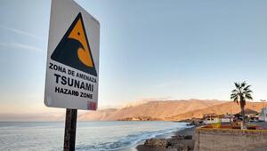 Tsunami-Warnschild an einem Strand in Chile