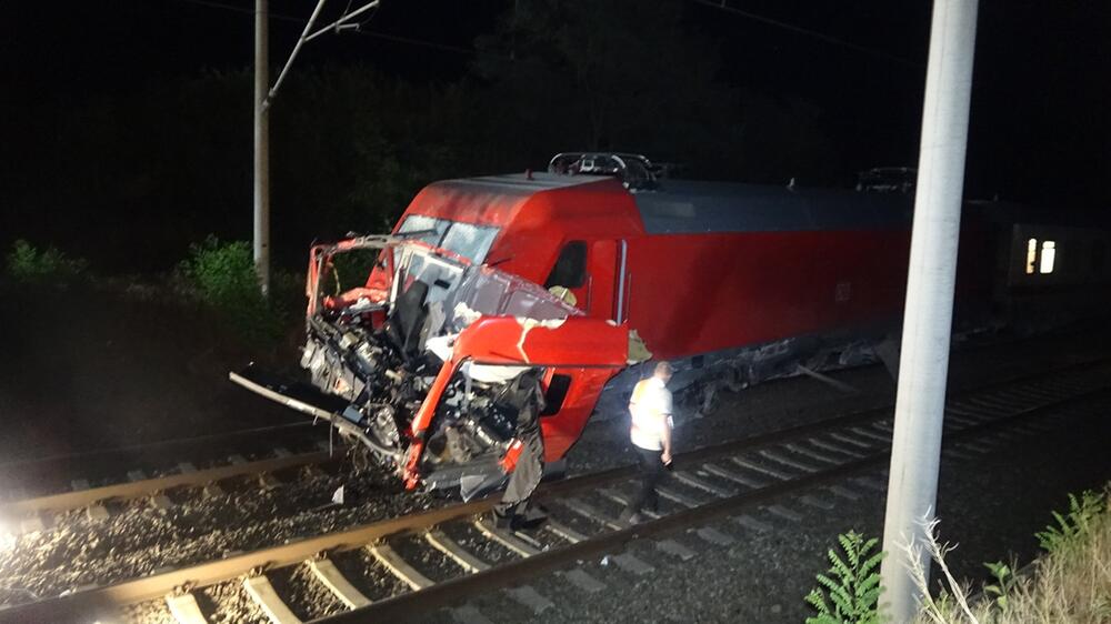 Lkw-Fahrer stirbt bei Zusammenstoß mit IC