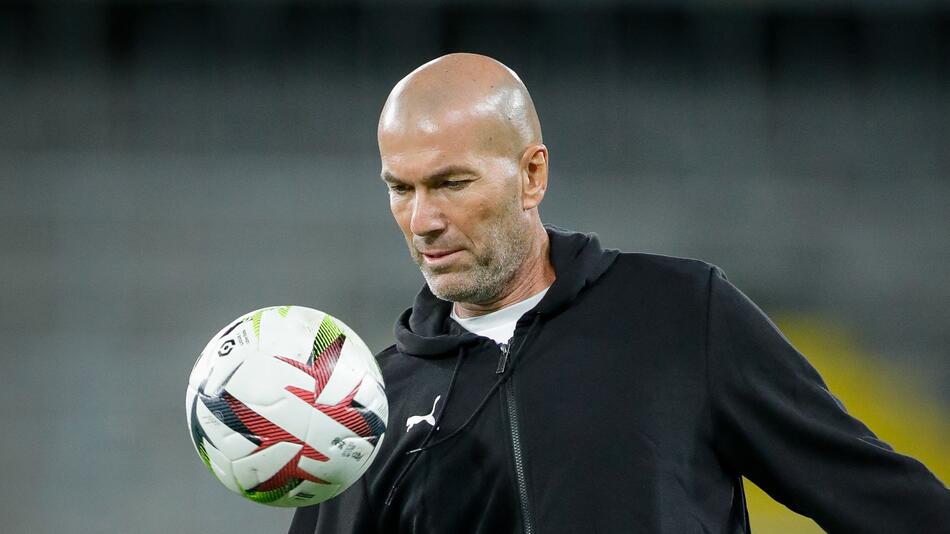 Zinedine Zidane jongliert den Ball vor einem Benefizspiel