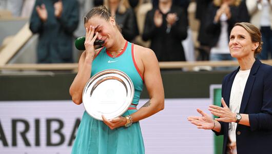 Aryna Sabalenka kann ihre Tränen nach der Finalniederlage gegen Coco Gauff nicht zurückhalten.