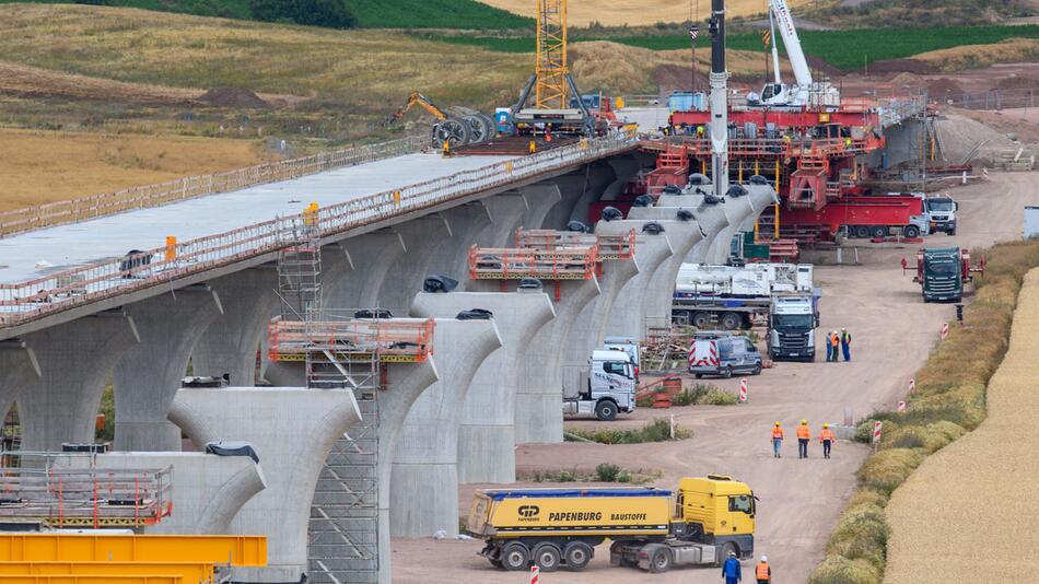 Verschub des Stahlüberbaus der Saalebrücke