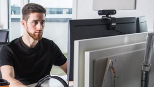 Mann arbeitet vor einem Computerbildschirm