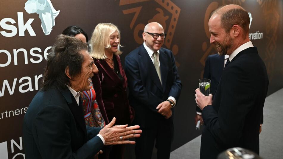 Auf der Verleihung der Tusk Awards kommt Prinz William mit Ron Wood (l.) und Mark Knopfler ins ...