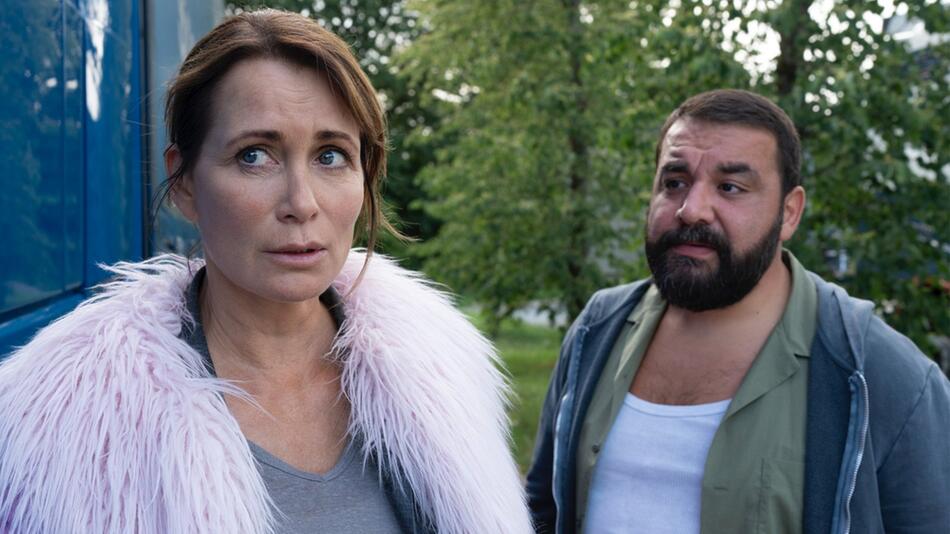 "Per Anhalter zur Ostsee": Steffi (Anja Kling, l.) schüttet Trucker Ibo (Sahin Eryilmaz) ihr ...