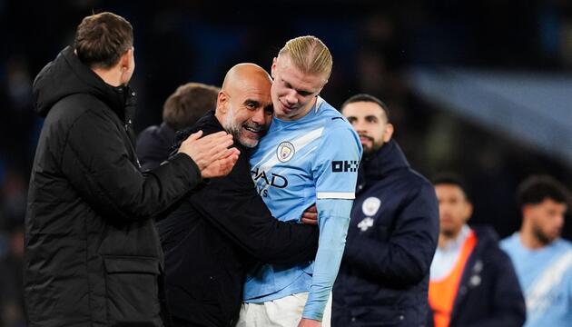 Pep Guardiola (l) und Erling Haaland (r)