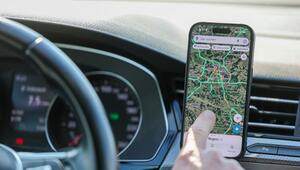 Ein Mann nutzt ein Smartphone im Auto